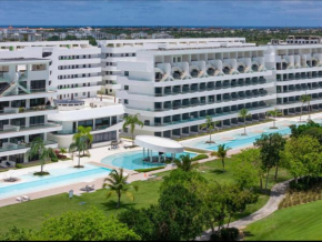 Spectacular ground floor with direct access to the infinity pool and views of the golf course-G115 Star